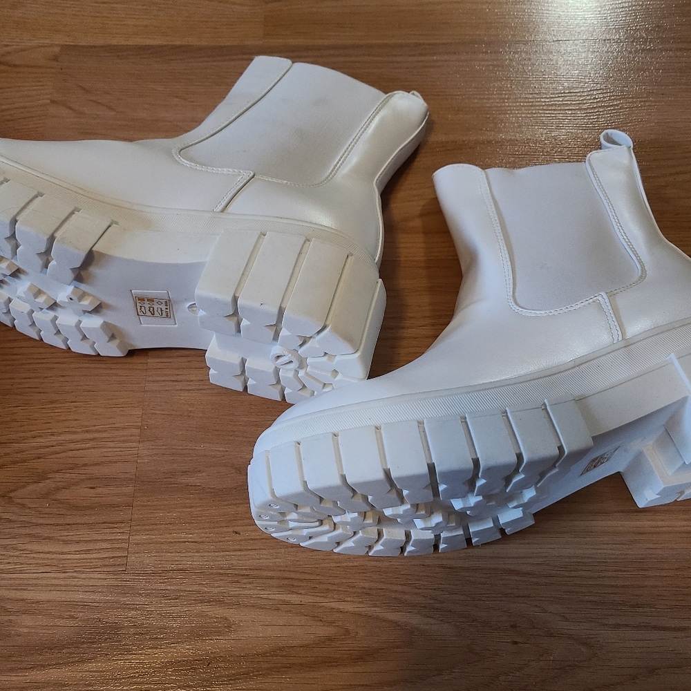 ๐ณ 2/$40 Ready Salted White Chunky Boots - size 11 - Picture 3 of 8